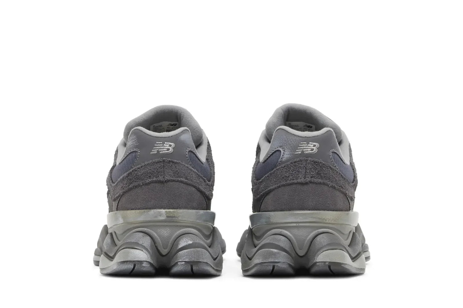 Tênis cinza New Balance 9060 visto por trás, com solado robusto e detalhes em camurça.