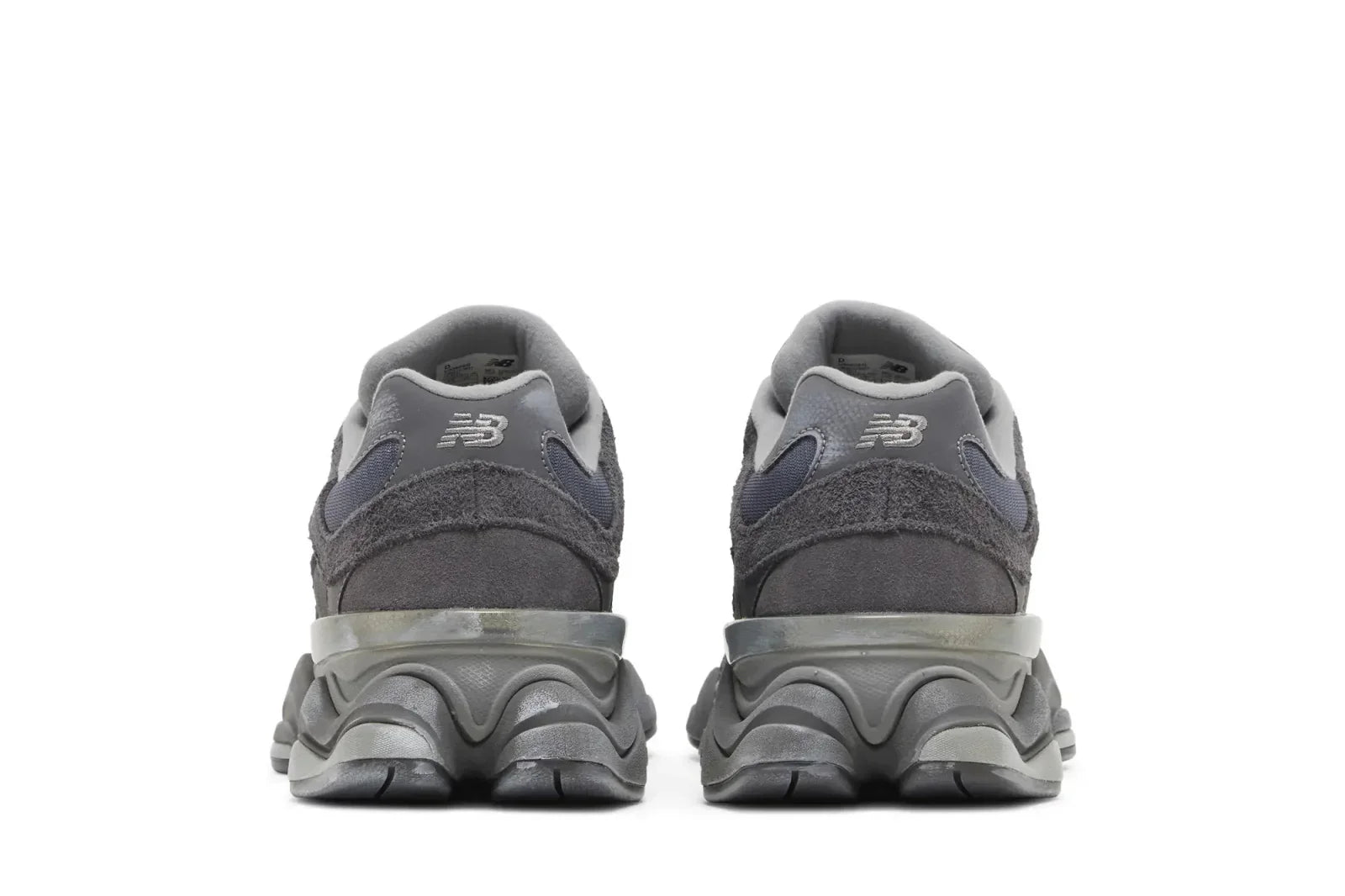 Tênis cinza New Balance 9060 visto por trás, com solado robusto e detalhes em camurça.