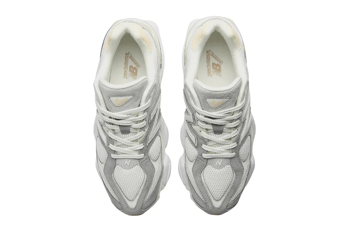Par de tênis cinza mescla com mesh e detalhes em suede, vistos de cima, estilo casual.