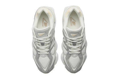 Par de tênis cinza mescla com mesh e detalhes em suede, vistos de cima, estilo casual.