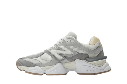 Tênis esportivo masculino cinza e branco com detalhes em mesh e solado robusto.