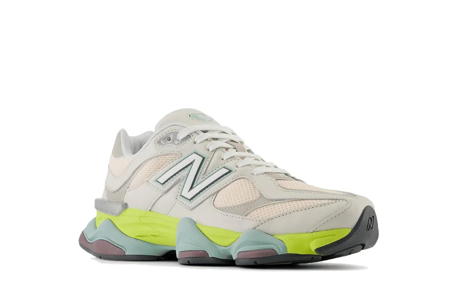 Tênis casual bege com detalhes verde-limão, rosa e cinza em fundo branco, modelo moderno.