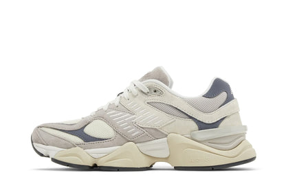 Tênis esportivo cinza e bege, com detalhes em mesh e solado robusto, estilo casual moderno.