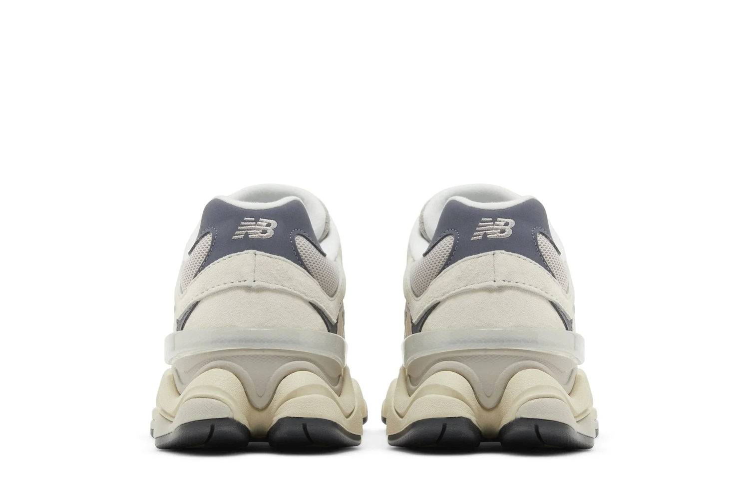 Tênis cinza New Balance 9060 visto de trás, solado robusto e detalhes em mesh.