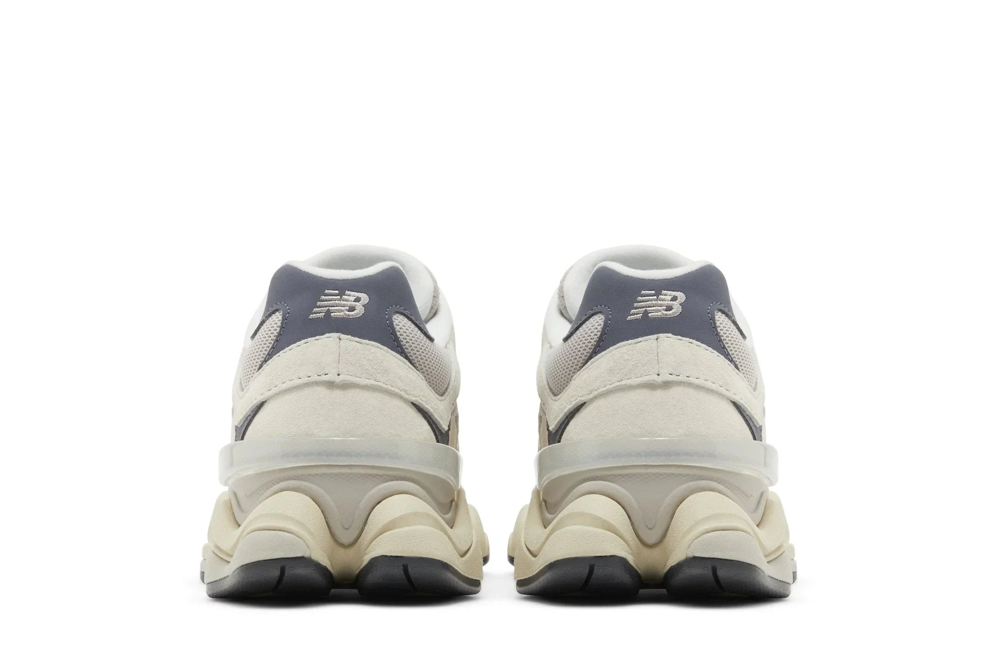 Tênis cinza New Balance 9060 visto de trás, solado robusto e detalhes em mesh.