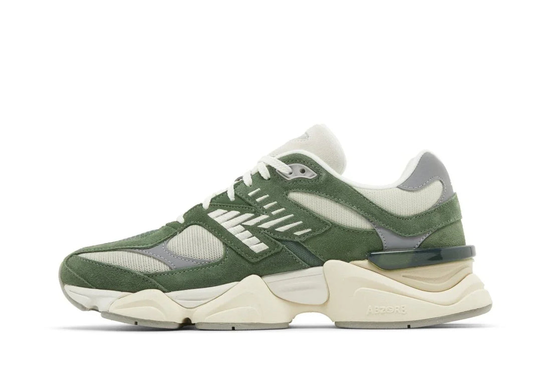 Tênis masculino verde e bege com detalhes em suede, solado robusto e visual moderno.
