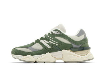 Tênis masculino verde e bege com detalhes em suede, solado robusto e visual moderno.