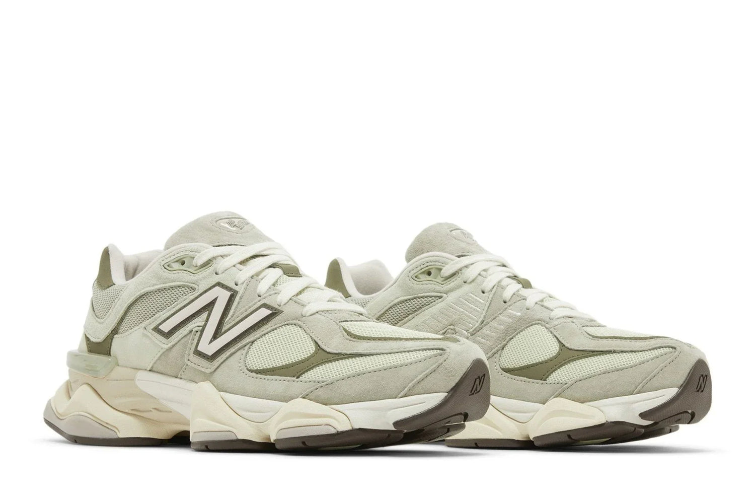 Tênis New Balance 9060 verde olivine com detalhes em camurça, sola robusta e logo lateral, estilo casual