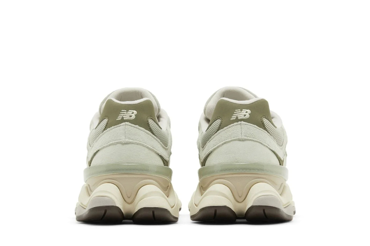 Tênis verde New Balance 9060 vistos de trás, detalhes em camurça e solado robusto ondulado.