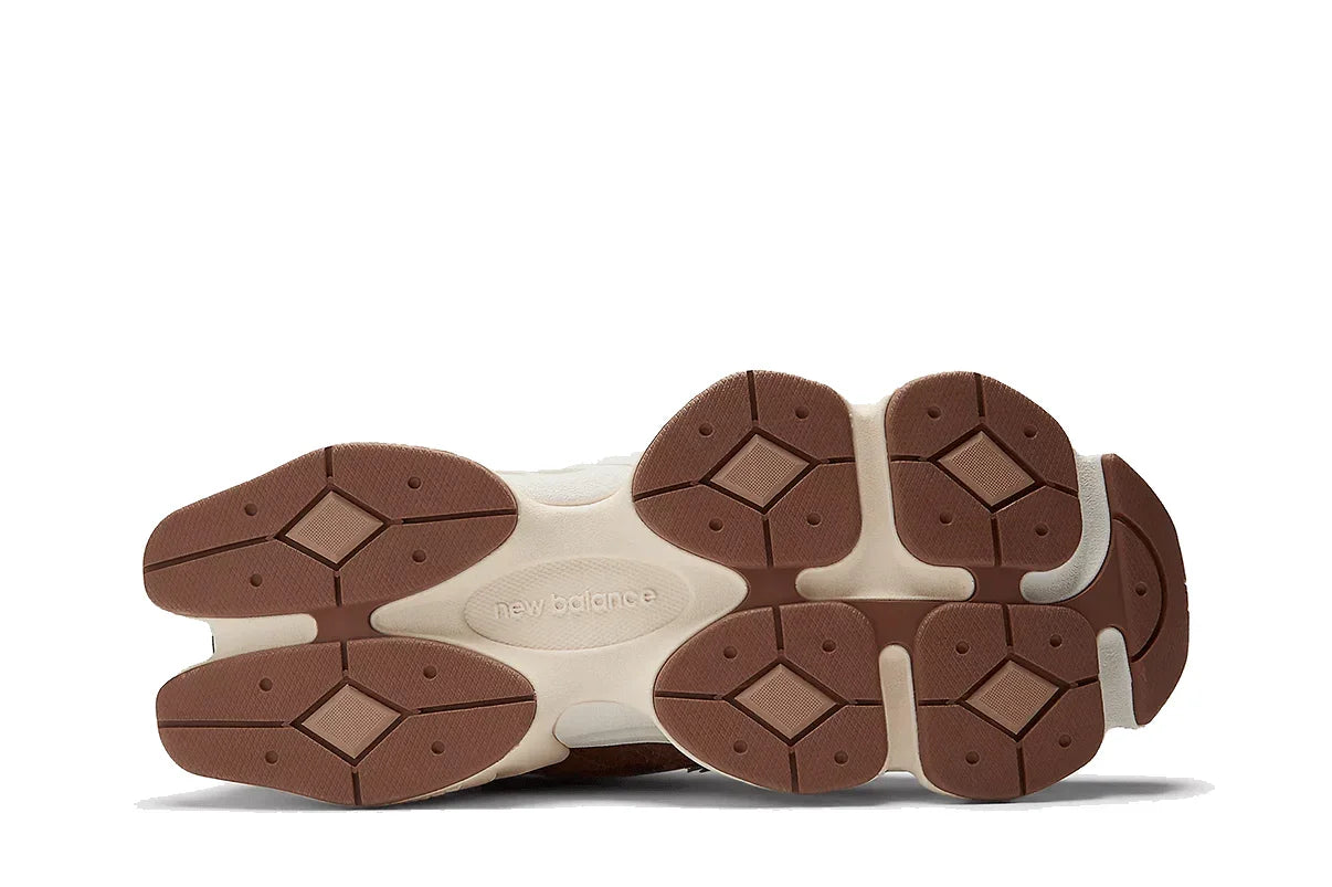 Sola do tênis esportivo marrom e bege com detalhes geométricos, vista inferior.
