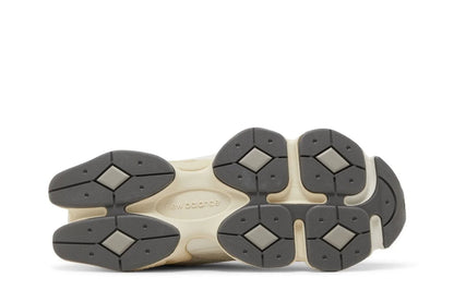 Solado de tênis esportivo branco e cinza visto de baixo, design robusto e moderno.