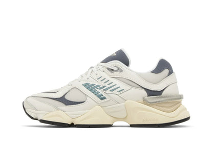 Tênis casual esportivo cinza e branco, solado robusto, detalhes mesh e suede, estilo moderno.