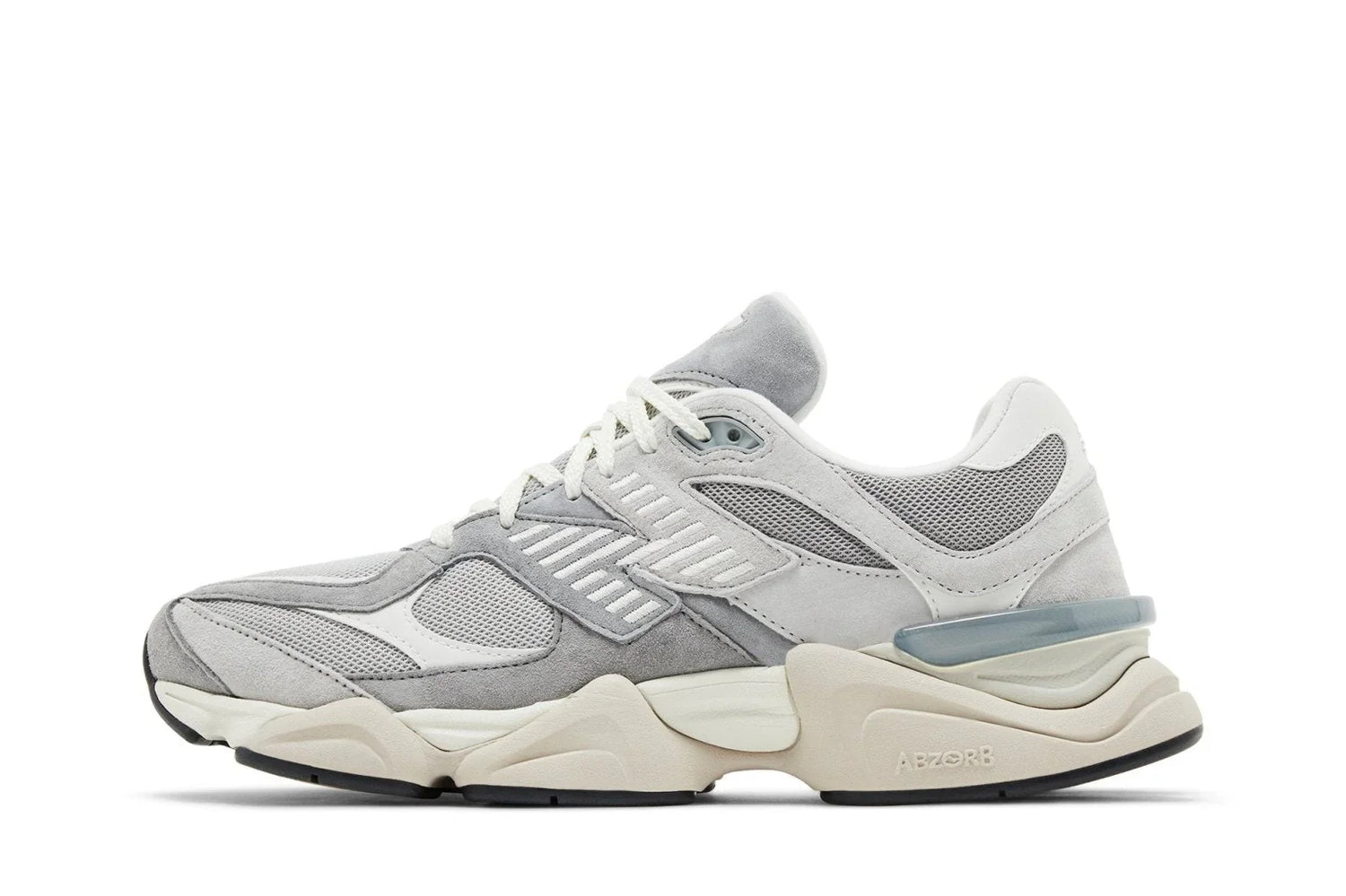 Tênis casual cinza e branco com detalhes em suede e mesh, solado robusto, visão lateral.