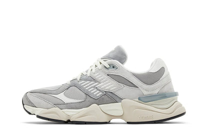 Tênis casual cinza e branco com detalhes em suede e mesh, solado robusto, visão lateral.