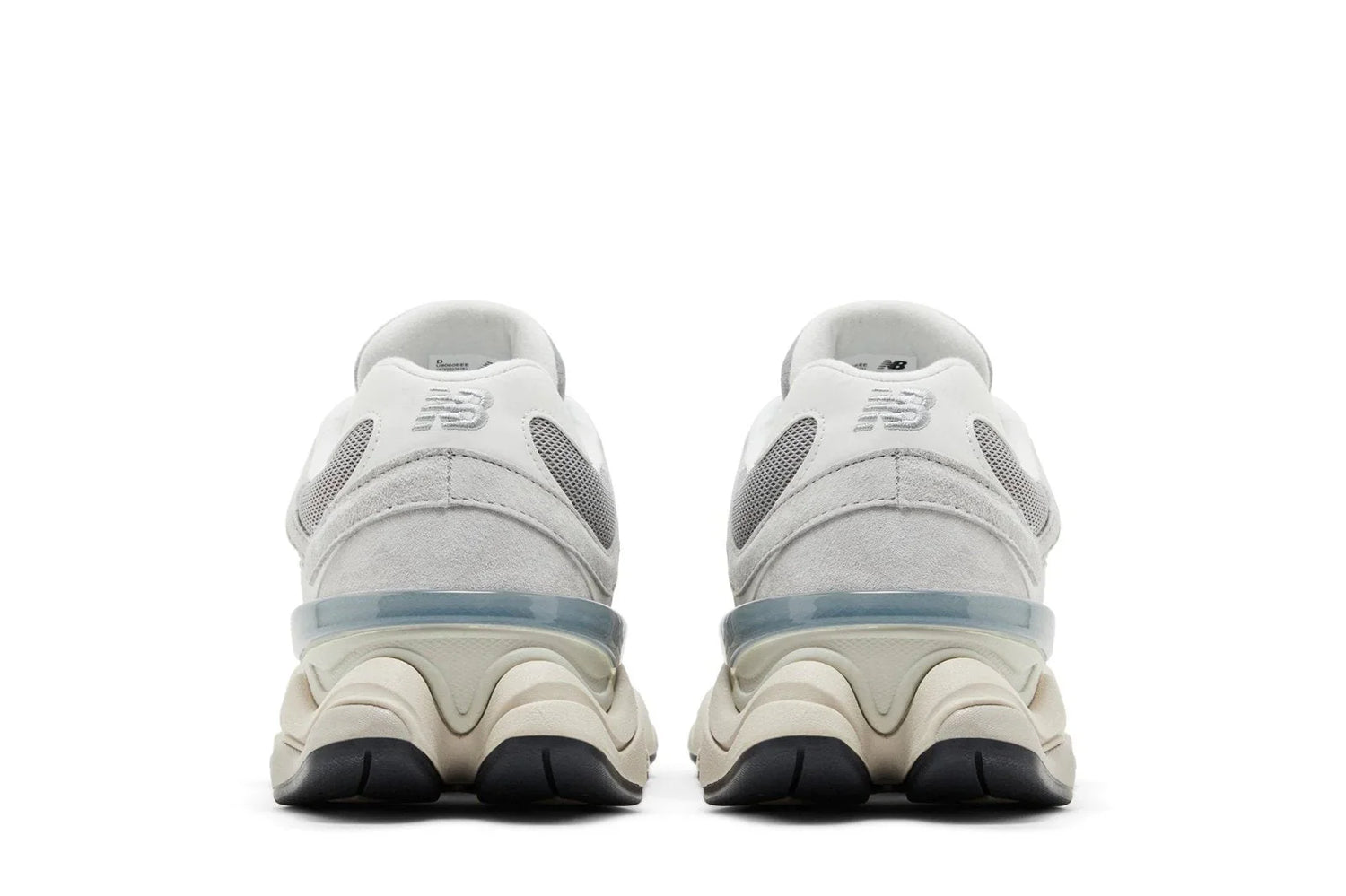Tênis esportivo cinza visto de trás, detalhes em suede claro, entressola robusta e sola ondulada.