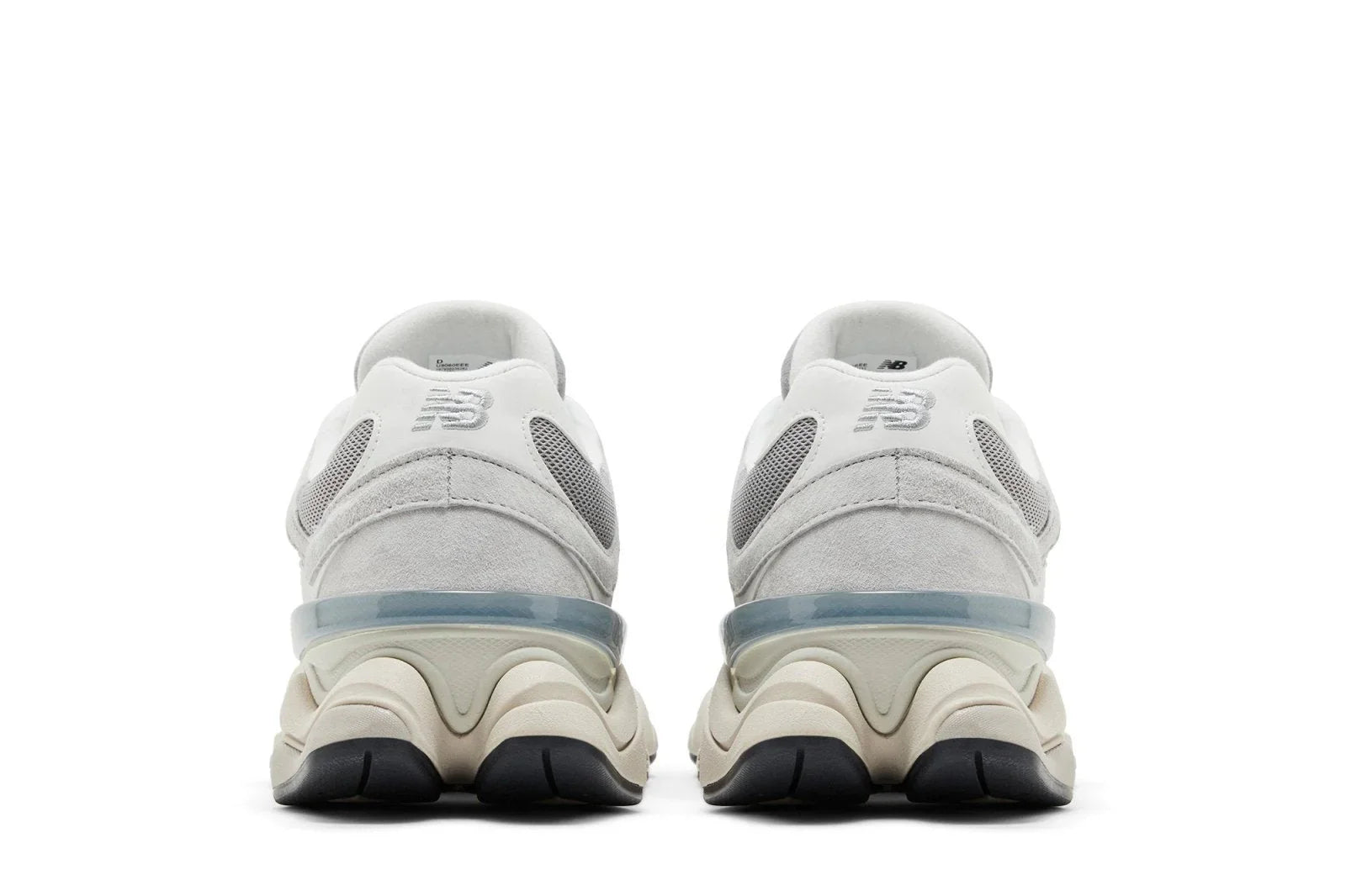 Tênis esportivo cinza visto de trás, detalhes em suede claro, entressola robusta e sola ondulada.