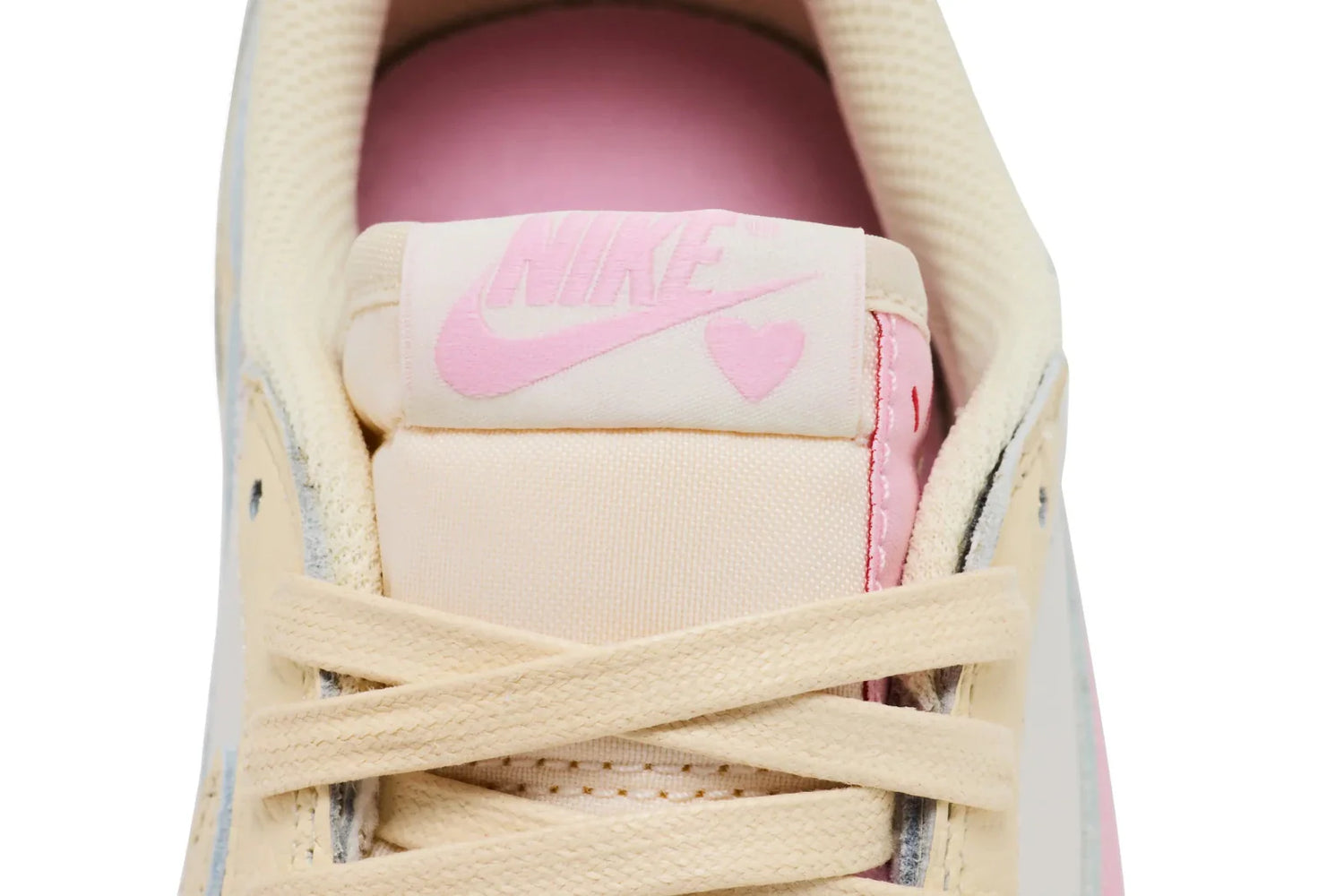 Tênis Nike Air Jordan 1 Retro Low OG SP Travis Scott Shy Pink Bege