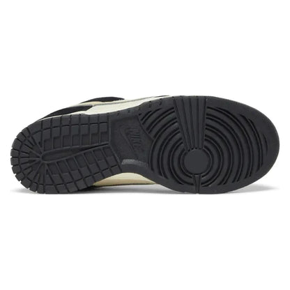 Tênis Nike Dunk Low LX Black Team Gold Preto - vista do solado
