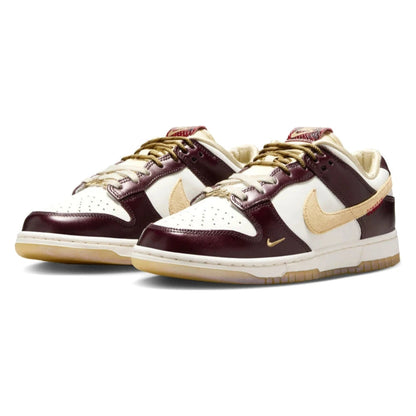 Tênis Nike Dunk Low Year of the Snake 2025 Marrom - par em vista diagonal