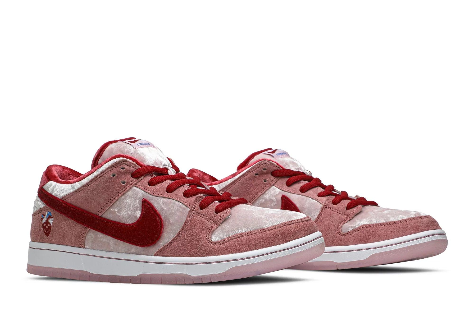 Tênis Nike SB Dunk Low StrangeLove Rosa