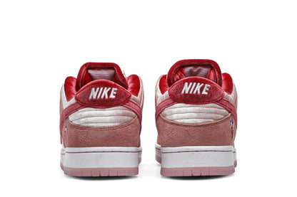 Tênis Nike SB Dunk Low StrangeLove Rosa