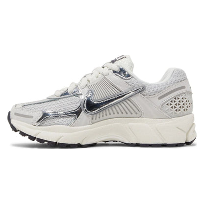 Tênis Nike Zoom Vomero 5 Photon Dust Metallic Silver Cinza - foto 2