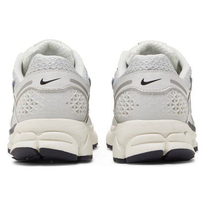Tênis Nike Zoom Vomero 5 Photon Dust Metallic Silver Cinza - foto 4