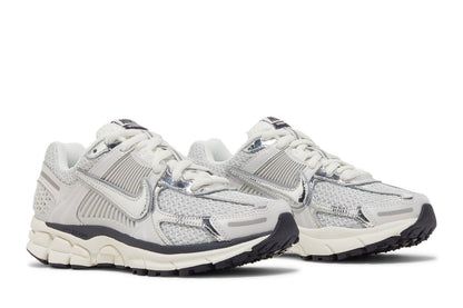 Tênis Nike Zoom Vomero 5 Photon Dust Metallic Silver Cinza