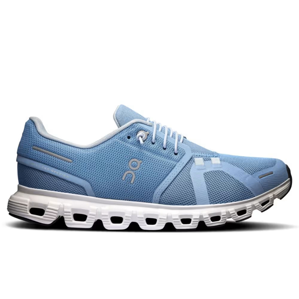 Tênis On Running Cloud 6 azul claro visto de perfil lateral em fundo branco