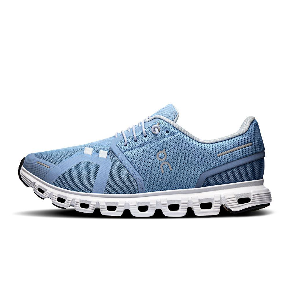 Tênis esportivo azul claro com design moderno, solado branco com recortes e detalhes em mesh.