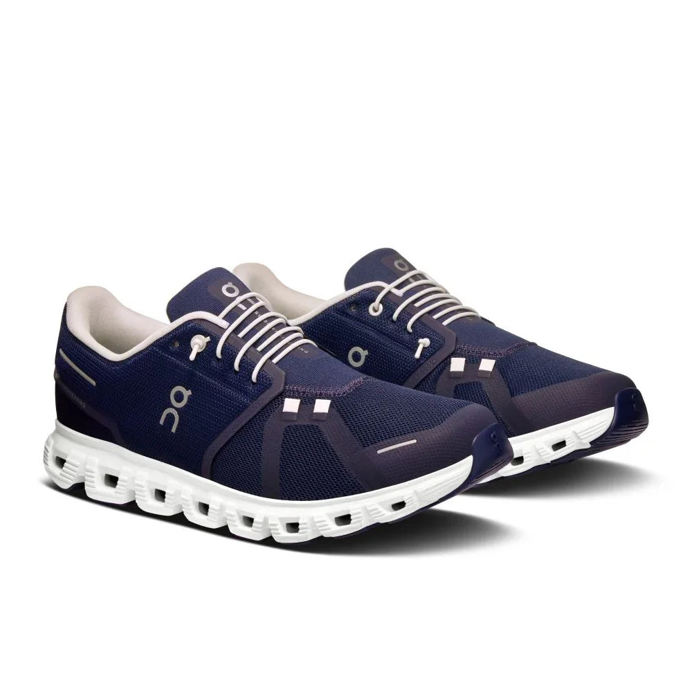 Tênis esportivo azul marinho On Running Cloud 6 com solado branco e design moderno