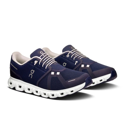 Tênis esportivo azul marinho On Running Cloud 6 com solado branco e design moderno