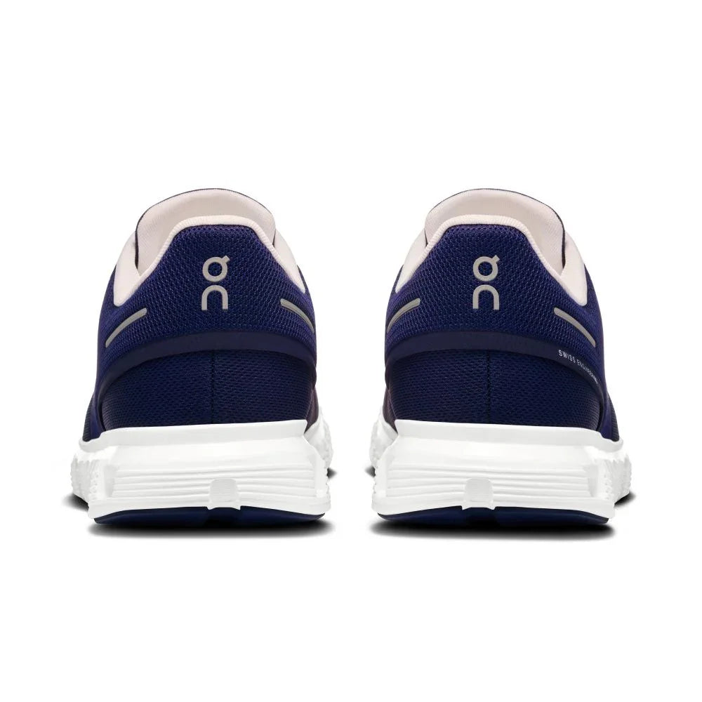 Tênis esportivo azul marinho visto de trás, detalhes em branco e logo ON no calcanhar.
