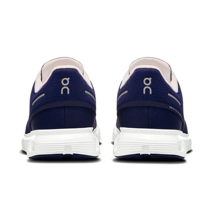 Tênis esportivo azul marinho visto de trás, detalhes em branco e logo ON no calcanhar.