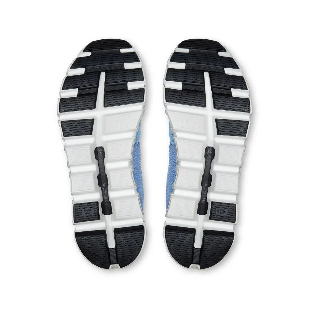 Sola dos tênis esportivos azul On Running Cloud 6 com detalhes em preto e branco em close.
