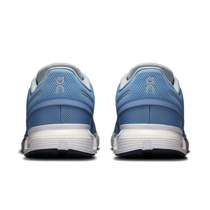 Tênis esportivo On Running Cloud 6 azul visto de trás, detalhes em mesh e solado branco.