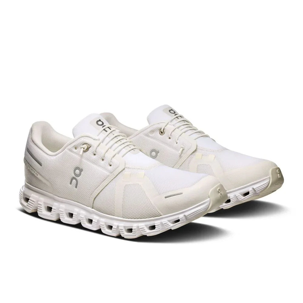 Tênis esportivo branco moderno com sola tecnológica e design minimalista vistos de lado.