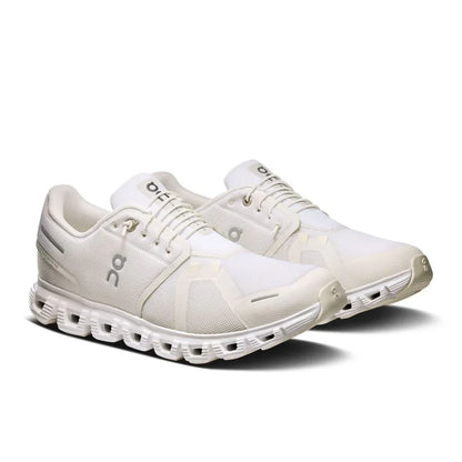 Tênis esportivo branco moderno com sola tecnológica e design minimalista vistos de lado.