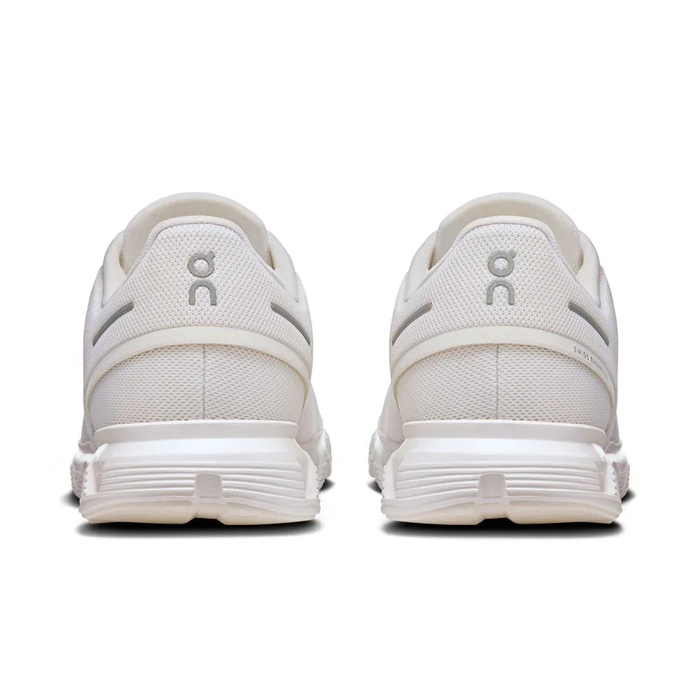 Tênis esportivo branco On Running Cloud vista traseira, detalhes em mesh e sola robusta.