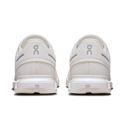 Tênis esportivo branco On Running Cloud vista traseira, detalhes em mesh e sola robusta.