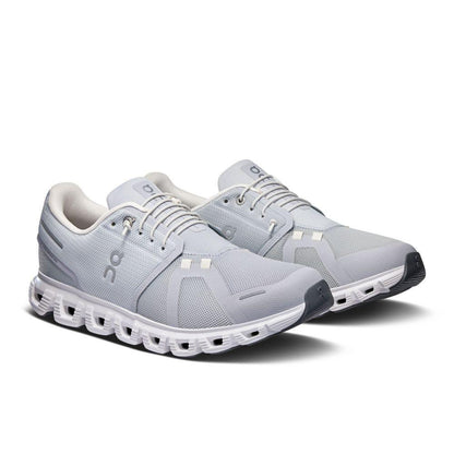 Tênis esportivo cinza claro com solado tecnológico, design moderno e detalhes em branco.