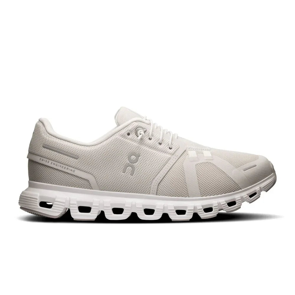 Tênis feminino bege, design esportivo moderno, sola emborrachada e detalhes respiráveis.