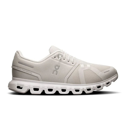 Tênis feminino bege, design esportivo moderno, sola emborrachada e detalhes respiráveis.