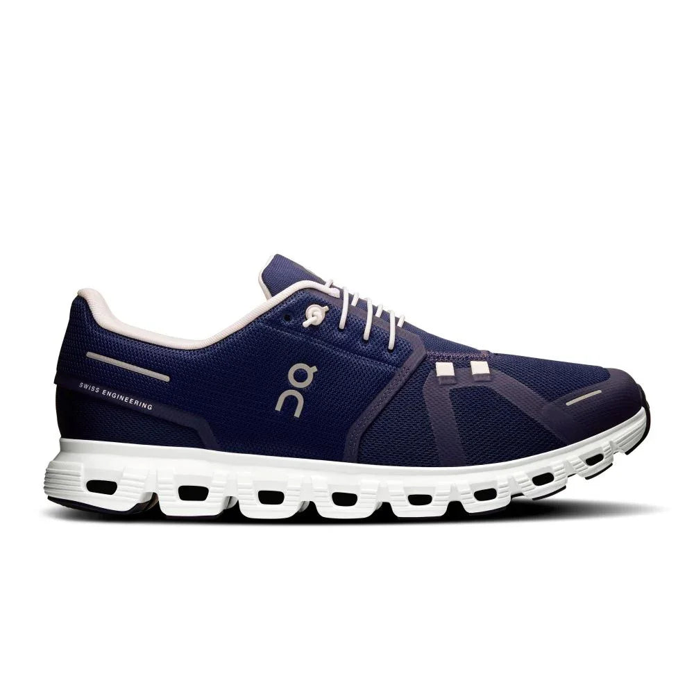 Tênis esportivo masculino azul marinho com sola branca e design moderno On Running Cloud 6