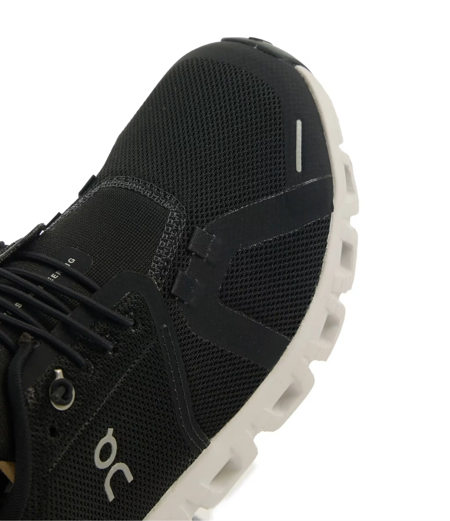 Tênis esportivo preto com solado branco e detalhes em malha respirável