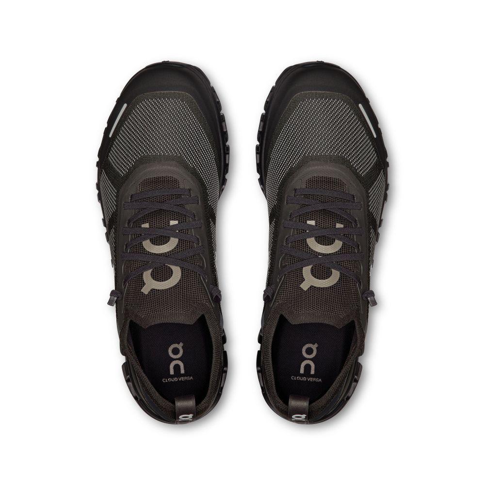 Tênis preto esportivo On Running Cloud 6 Versa visto de cima, com detalhes em malha e cadarço.