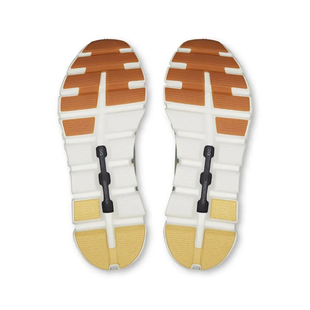 Solado de tênis esportivo On Running Cloud 6 Versa com detalhes em laranja, branco e amarelo.