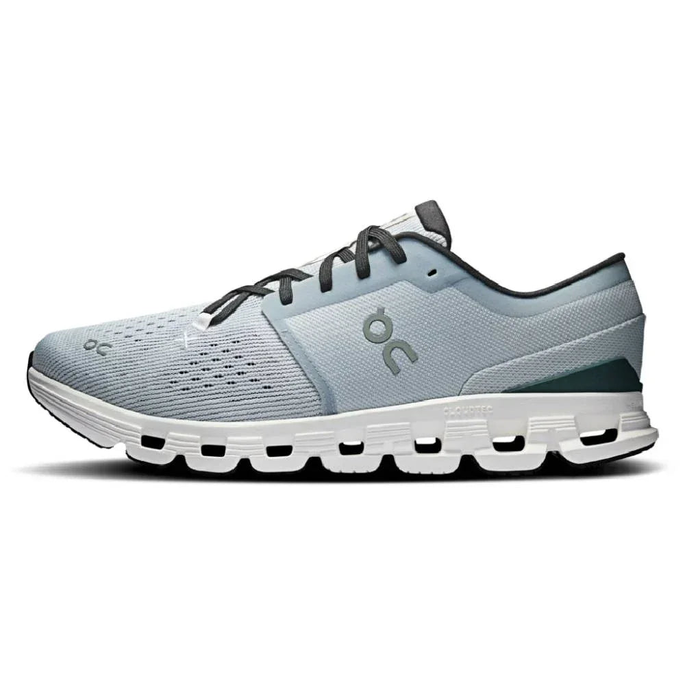 Tênis esportivo azul claro e cinza com sola branca, visual lateral, design moderno para corrida.