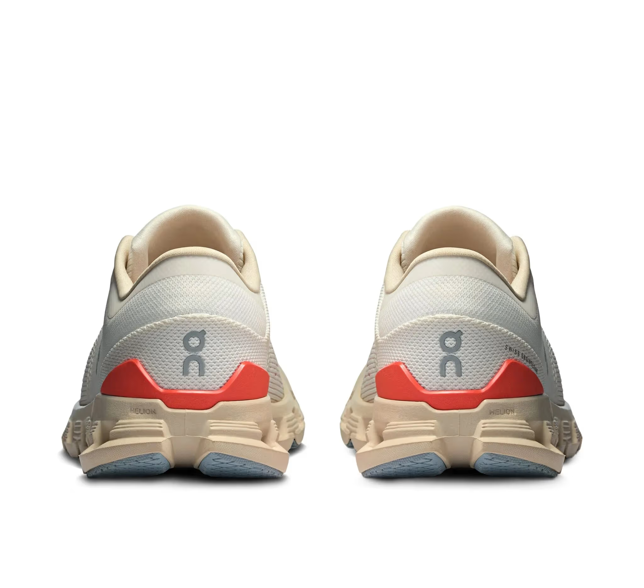 Tênis esportivo branco e salmão visto de trás, solado bege e detalhes em laranja claro.