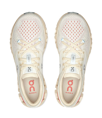Tênis esportivo branco com detalhes salmão, visto de cima, tecido knit respirável, solado robusto.